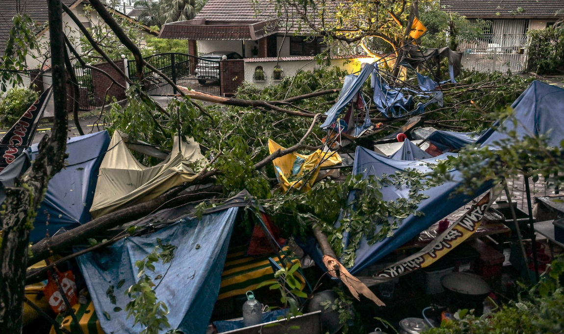 吉隆坡午后“风暴大作战”！17条路树倒砸车，组屋铁皮飞砸15辆，居民：吓死了！