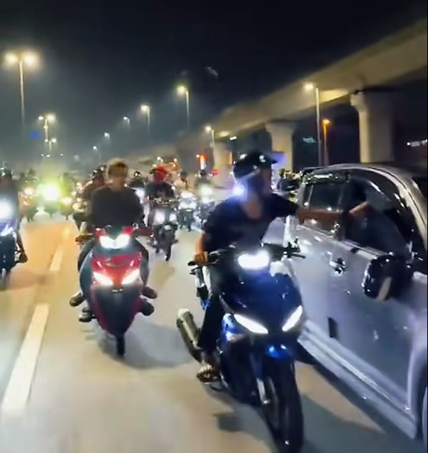 蒲种深夜“摩哆大军”围堵迈薇！后视镜被踢坏，警方要抓20人查真相！