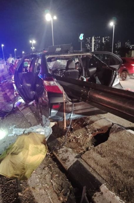 蒲种深夜车祸酿悲剧！电召车撞分界堤被防护栏“插穿”，19岁女乘客当场身亡