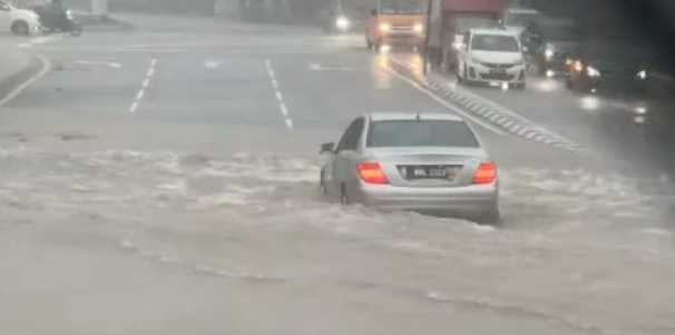 吉隆坡午后“暴雨大乱斗”!商场停车场变“水池”,树倒堵路,网民惊呼:避雨都避不了!