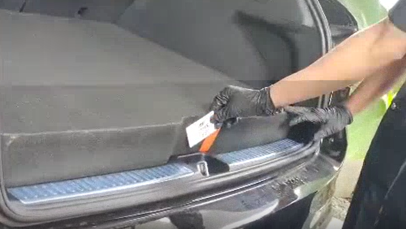 马赛地“暗黑版”藏毒记：后箱门禁卡一刷，540万冰毒摇头丸现原形！