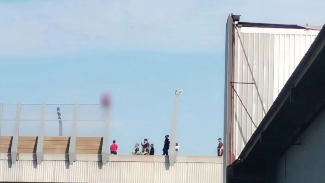 沙登捷运惊魂！红衣男高空“独坐”轨道，害布城线大延误，警消联手救人