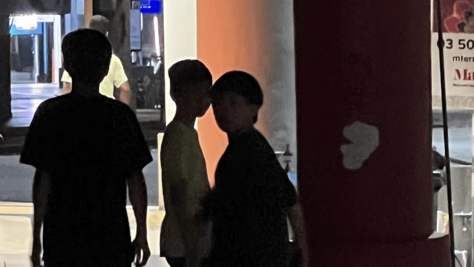 三个12岁小孩跑遍梳邦蒲种买酒，店主报警他们吓跑了！