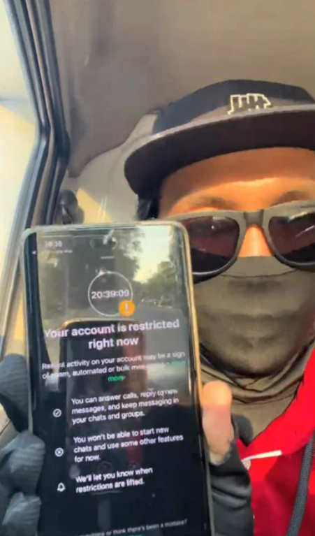 快递小哥TikTok泪求:别已读不回!回个“。”也能救我账号