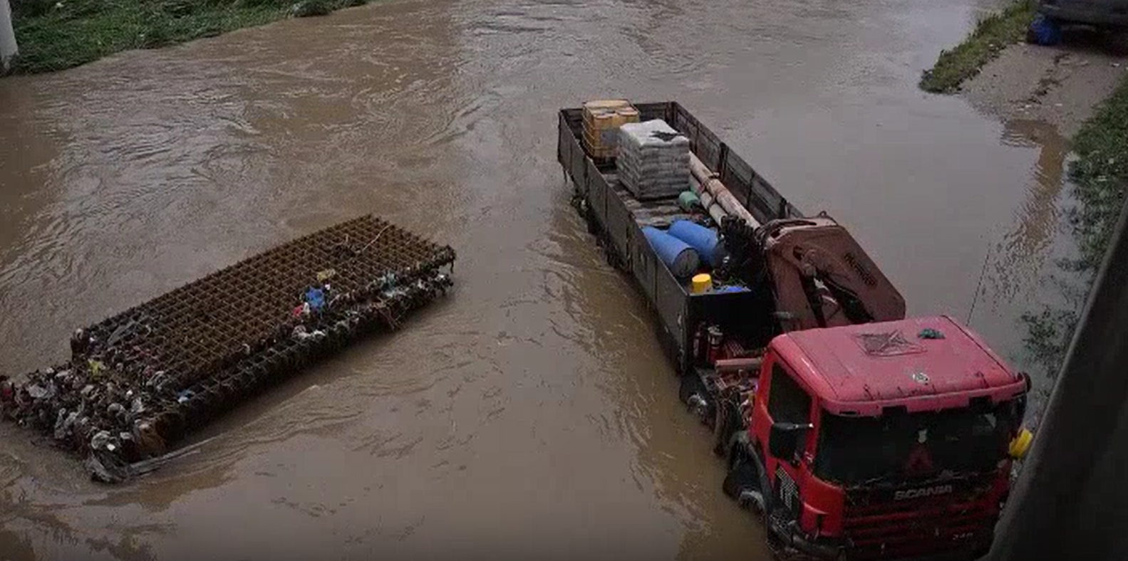 巴生河急流卷人案有突破!失踪印裔工头座驾浮出水面,吊车待命打捞