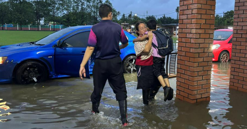 雪隆暴雨连环灾!大树砸车、轻快铁变水帘洞、土崩压车、学校淹30cm,居民直呼“雨神别再闹了!”