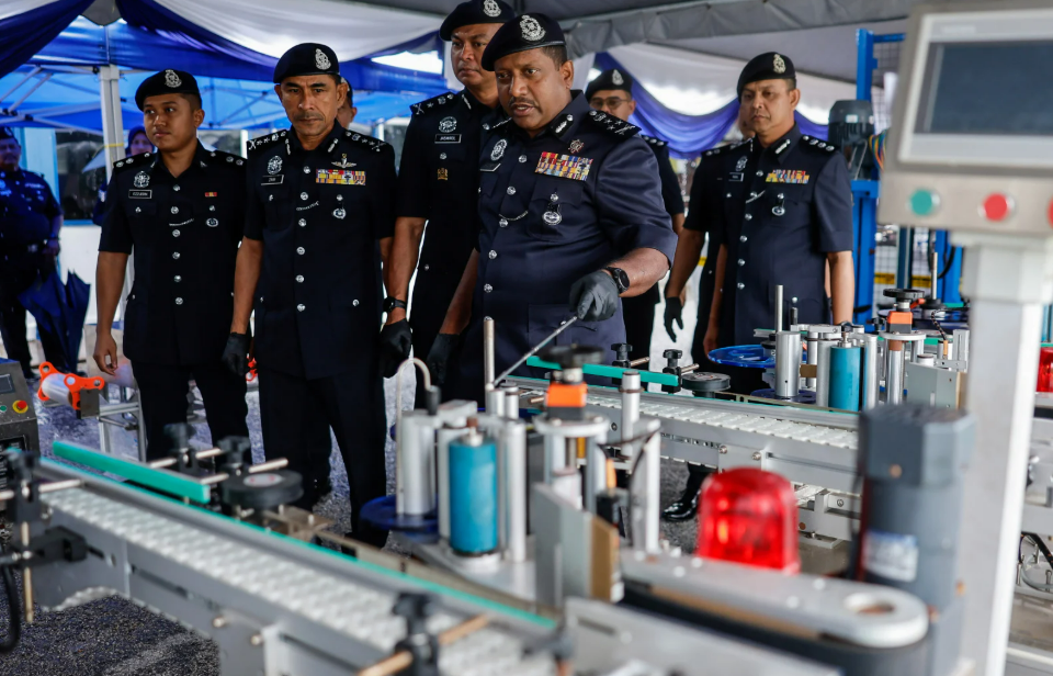 废铁厂养鸡场全是幌子!30多岁毒枭演“罗宾汉”,警方一锅端7620万