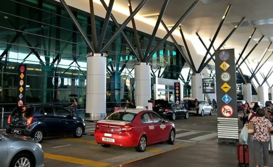 KLIA路边霸王车说再见！10分钟不走就开罚10令吉起跳，今天起正式开铡！