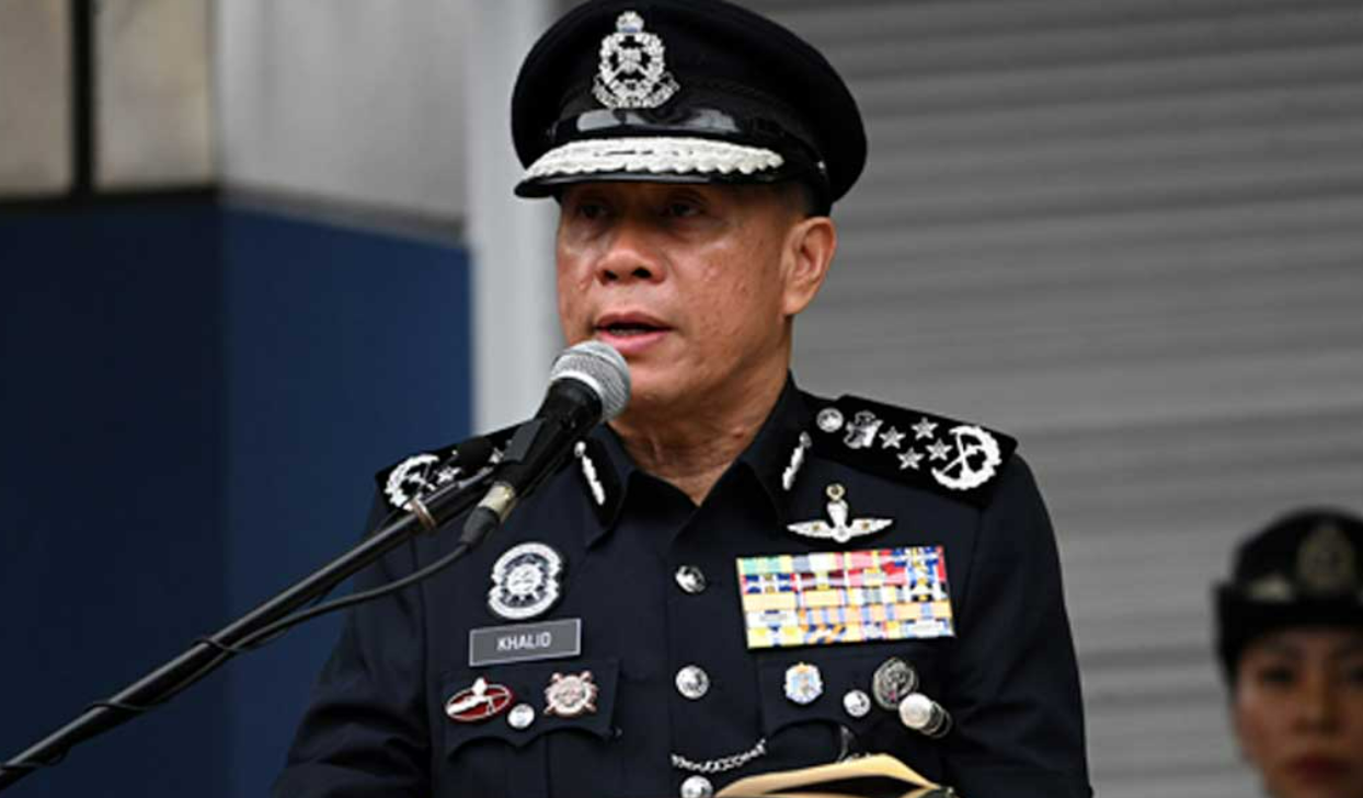 警队2025年最后一次大点兵！总长豪气喊话：1600辆新巡逻车+1100支电击枪+7000台“火眼金睛”装备全到货，2026谁敢乱来？