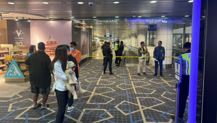 机场惊魂“诈弹”闹剧收场！男子为防朋友乱翻背包，开玩笑喊“有炸弹”，结果害整架飞机停飞+拆弹小组出动，延扣3天哭都来不及！