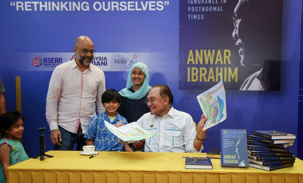 安华新书《重思我们：后常态时代的正义、改革与无知》爆红啦！版权费一分不留，全捐给国内穷学生！